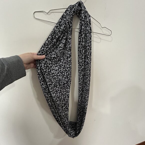 Handmade Black White Infinity Scarf Silky Knit Geometric Fluid Drape Women’s - Picture 3 of 6